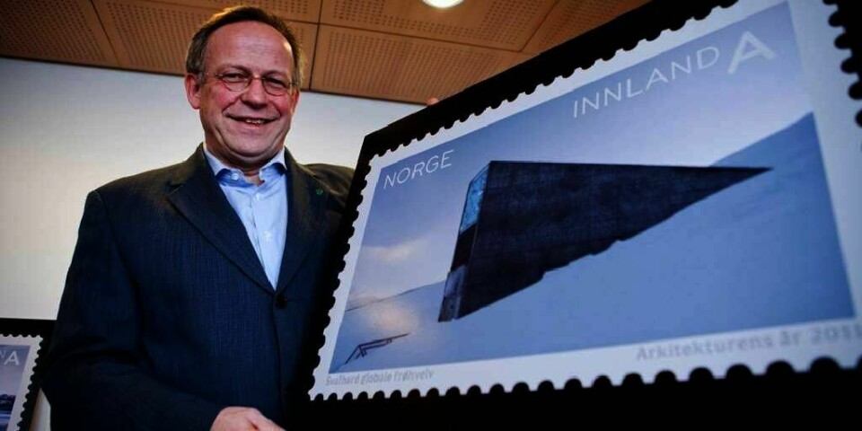 FRIMERKE: Et nytt frimerke fra Svalbard ble lansert torsdag. Landbruksminister Lars Peder Brekk viser fram en stor utgave av frimerket. Det viser Svalbard globale frøhvelv.
