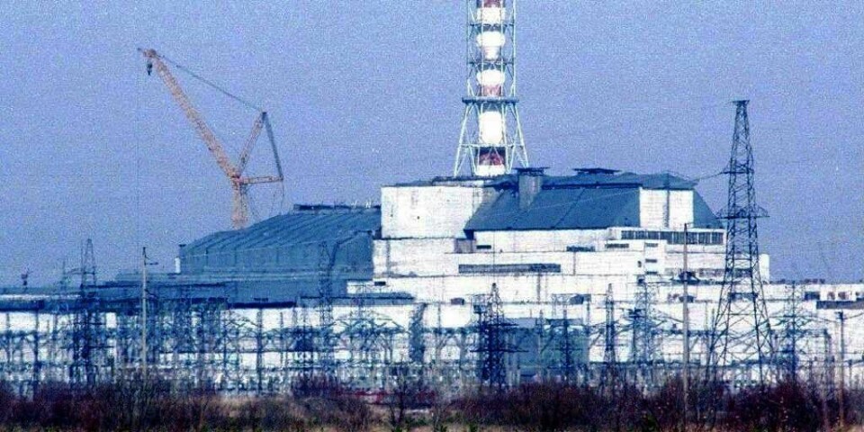 STRÅLING: Atom-kraftverket i Tsjernobyl eksploderte for 25 år siden. Det ble bygget en kasse av betong rundt atom-kraftverket. Men den er i dårlig stand nå.