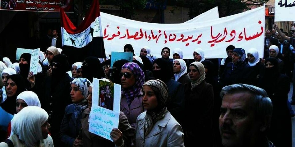 DEMONSTRERTE: Disse kvinnene demonstrerte mot regimet. Det skjedde utenfor byen Damaskus i Syria mandag. I byen Deraa angrep tusener av soldater demonstrantene.