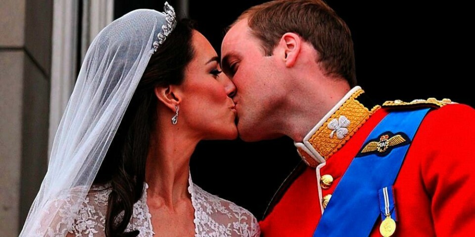KYSSET:  Brudeparet Catherine Middleton og prins William kysset for første gang som ektefolk. Det skjedde på balkongen på Buckingham Palace.
