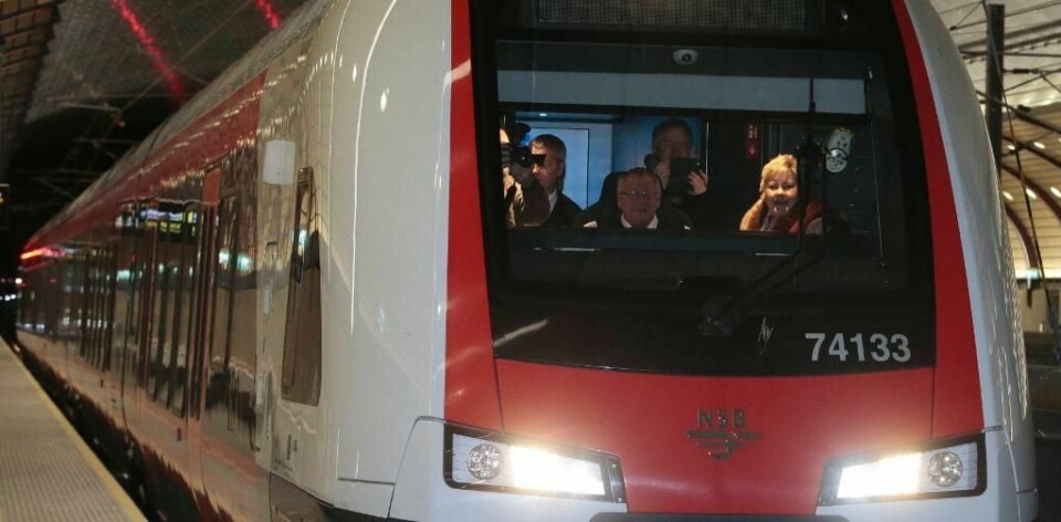 PLAN: Regjeringen har laget plan om transport. De vil satse mye på togene. Bildet av statsministeren er fra desember i fjor. Da åpnet hun Holmestrand togstasjon.