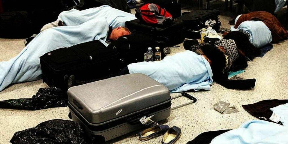 STRANDET: Disse passasjerene kom seg ikke avgårde fra flyplassen i Edinburgh i Skottland. Askeskyen fra Island satte flyene på bakken tirsdag. Tirsdag flyttet askeskyen seg vekk fra kysten av Vestlandet i Norge.