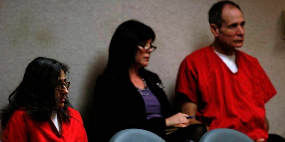 FENGSLET: Ekteparet Phillip Garrido (til høyre i bildet) og Nancy Garrido (til venstre i bildet) i retten sammen med en advokat. De har fått en dom på til sammen 431 år i fengsel.
