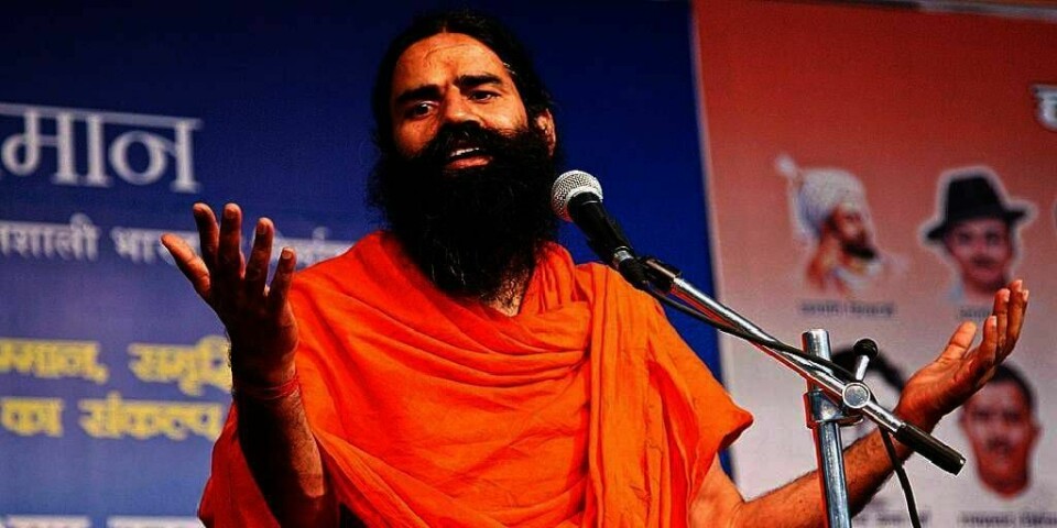 GURU: Swami Randev er kjent for sitt TV-program om yoga. Nå vil han samle en hær for å kjempe mot Indias myndigheter. Han mener regjeringen gjør for lite for å hindre at folk tar i mot penger ulovlig.