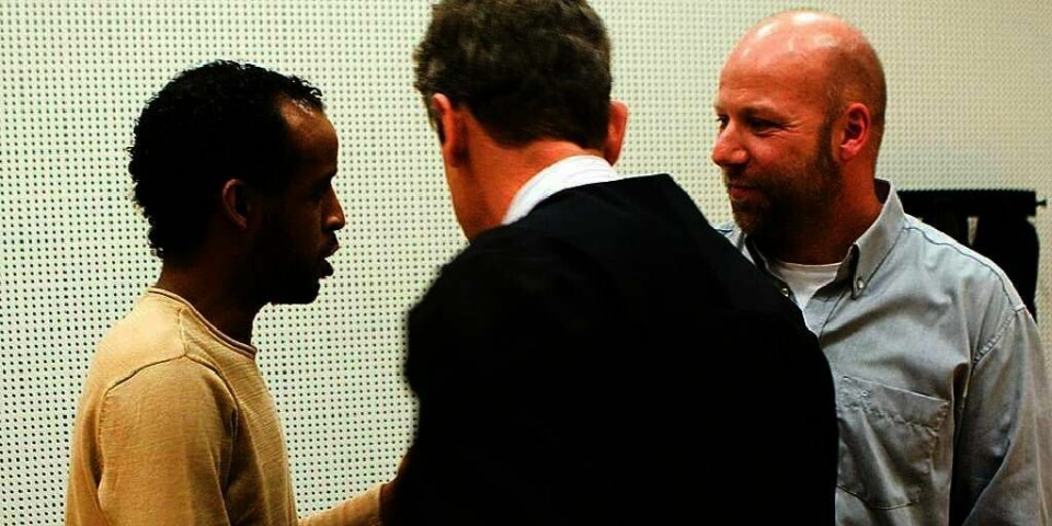 ERSTATNING: Avisa Dagbladet skrev krenkende ting om ambulanse-sjåfør Erik Schjenken (til høyre). Nå er avisa dømt til å betale 1 million kroner. På bildet hilste Schjenken på Ali Farah, som ble etterlatt skadd i en park.