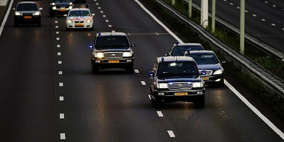 UTLEVERT: I en av bilene sitter krigs-forbryteren Ratko Maldic. Han ble tirsdag sendt fra Serbia til Haag i Nederland. Her skal han stilles for retten i løpet av uka.