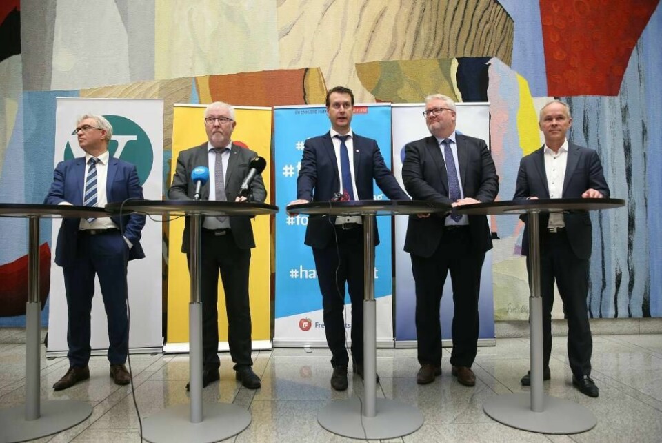 TVANG: Disse tvinger kommuner til å bli større. André N. Skjelstad i Venstre, Geir S. Toskedal i Krf, Helge André Njåstad i Frp, Frank J. Jenssen i Høyre og kommunal-minister, Jan Tore Sanner i Høyre.