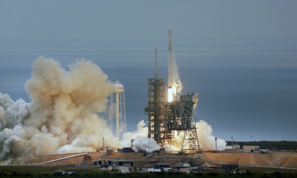 Selskapet SpaceX har sendt flere raketter ut i verdensrommet. Nå skal de også sende turister.