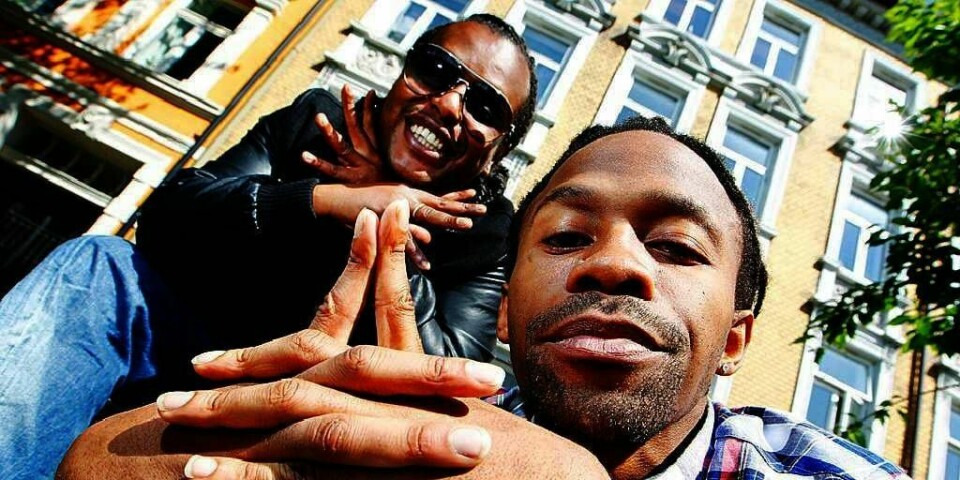 DUBBER: Artistene Tshawe Baqwa (foran) og Yosef Wolde-Mariam fra Madcon har stemmene til apen Monkey og gresshoppen Mantis. Det er i den norske versjonen av animasjons-filmen «Kung Fu Panda 2».