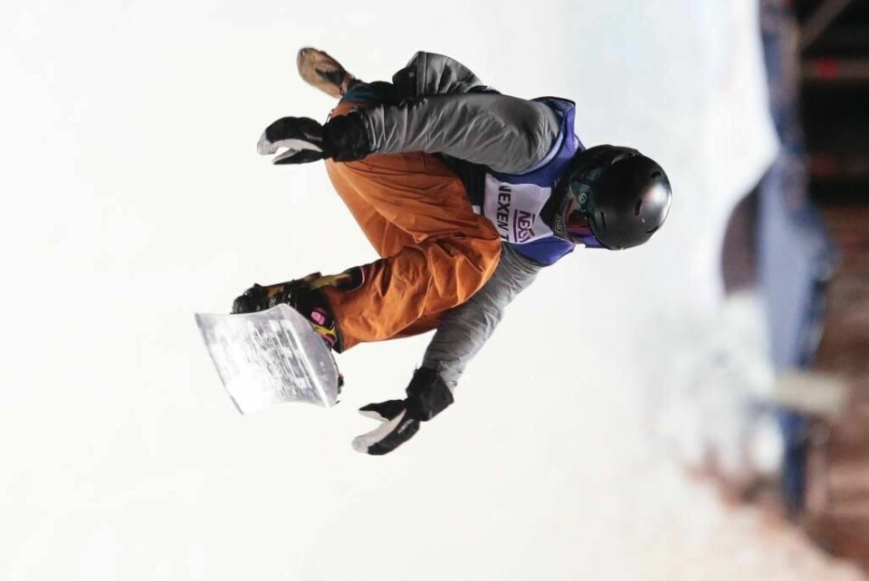 BIG AIR: Fridtjof Tischendorf skal kjøre for Norge i slopestyle på snowboard. Her konkurrerer han i grenen big air i Russland i januar.