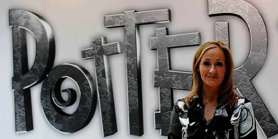 E-BØKER: Forfatter J.K. Rowling har avslørt en hemmelighet. Bøkene om Harry Potter blir til e-bøker i oktober. I tillegg kan fansen delta i spill og få ny informasjon om personene i bøkene. Det er på nettsiden Pottermore.com.
