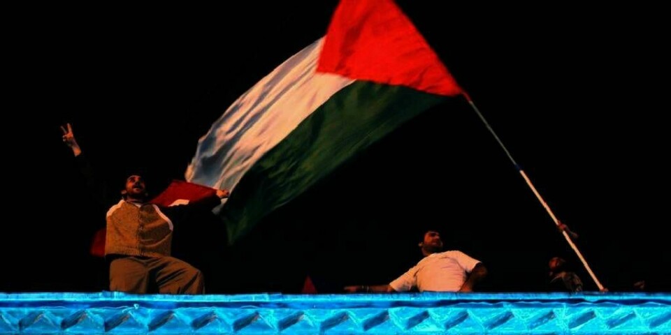 DEMONSTRERER: Folk i tyrkia demonstrerer. Det er for å minnes de ni tyrkerne som ble drept i fjor. De var med på båter som prøvde å komme seg inn i Gaza i Palestina. Snart seiler nye båter for å prøve å komme seg fram til palestinerne.