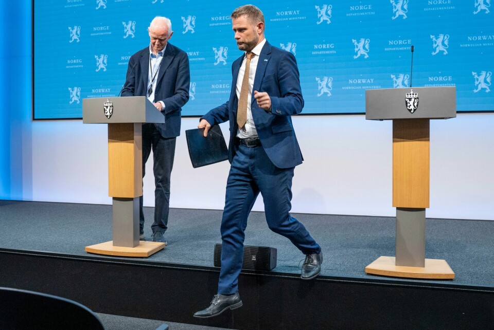 BRA: Både Bent Høie og Geir Bukholm var klare på at vaksinene Norge har brukt har virket bra. Bildet er av Bent Høie på vei ned fra en scenekant. I bakgrunnen er to talerstoler. Bak den ene står Geir Bukholm. Foto: Ali Zare / NTB