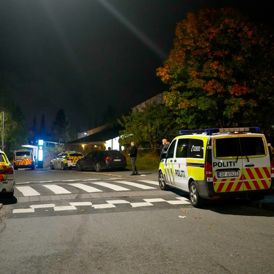 KRITISK: Mannen som har blitt skutt på Mortensrud er i kritisk tilstand. Politiet var massivt til stede etter at meldingen om skytingen kom torsdag kveld. Foto: Fredrik Hagen / NTB