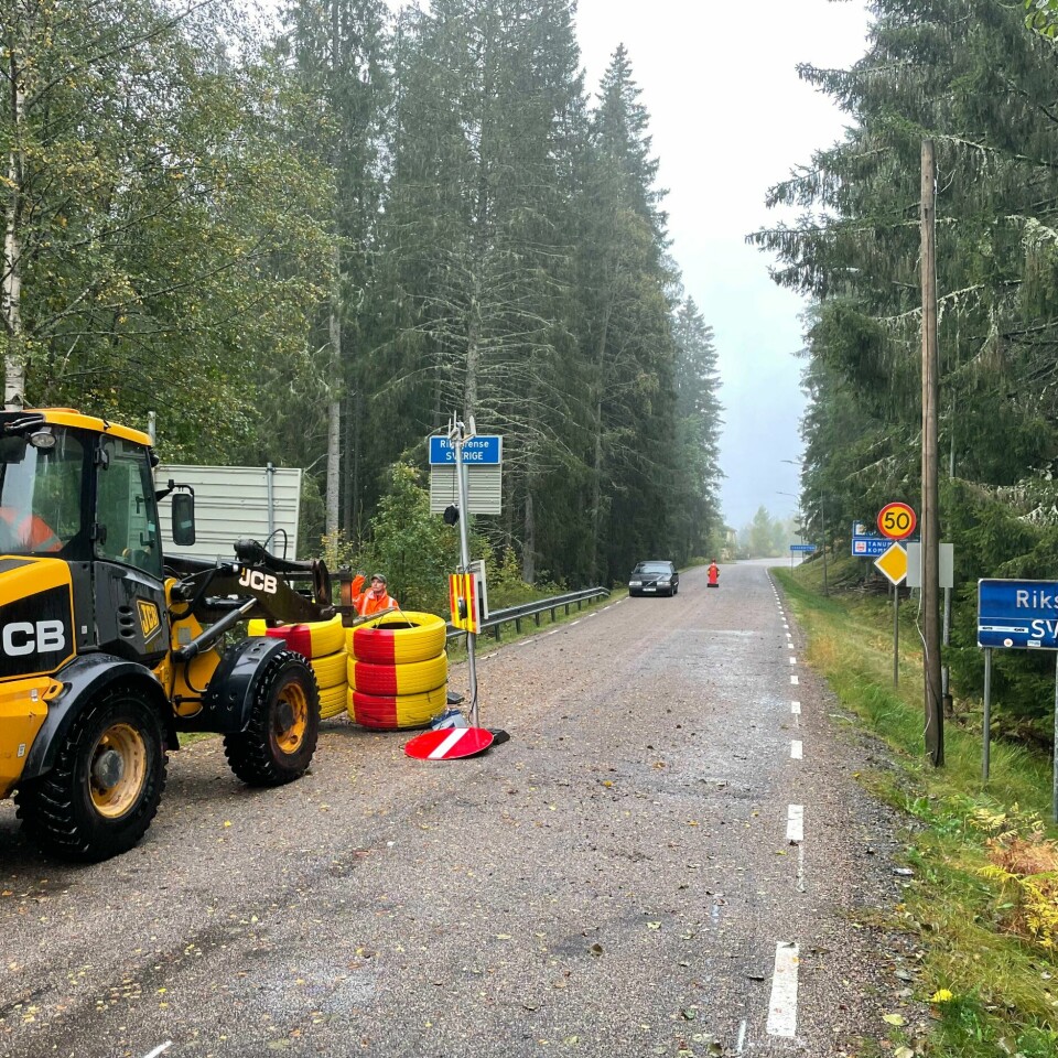 ÅPNET: Den siste tiden har bare noen få veier vært åpne fra Sverige til Norge. Natt til onsdag åpnet alle igjen. Bildet er av en anleggsmaskin som fjerner sperringer på veien mellom Norge og Sverige. Den ble åpnet for trafikk natt til onsdag. Foto: Henrik Diskerud Meyer / Halden kommune / NTB