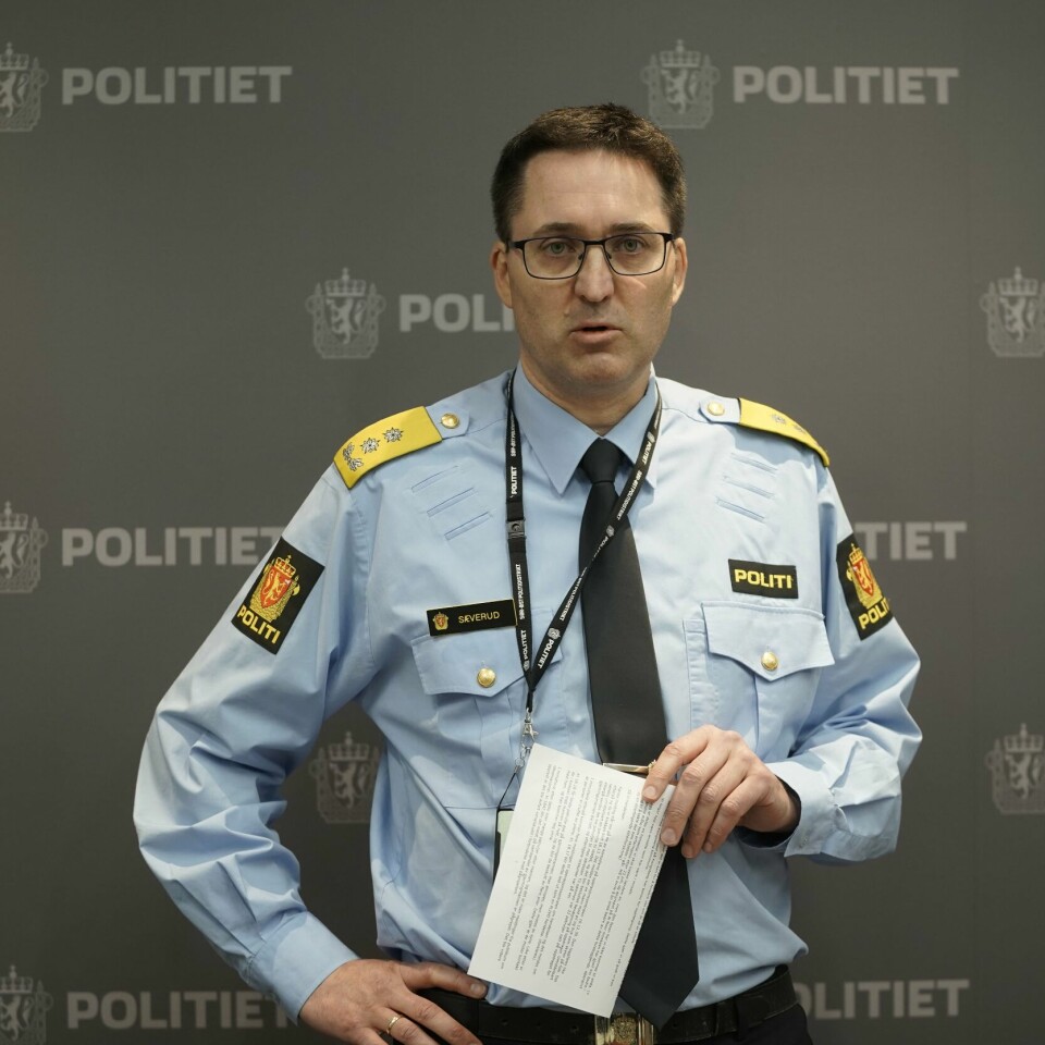 POLITI: Politimester Ole Bredrup Sæverud snakket med pressen torsdag. Politimester Ole Bredrup Sæverud sier at fire menn og én mann ble drept på Kongsberg onsdag. Foto: Terje Pedersen / NTB