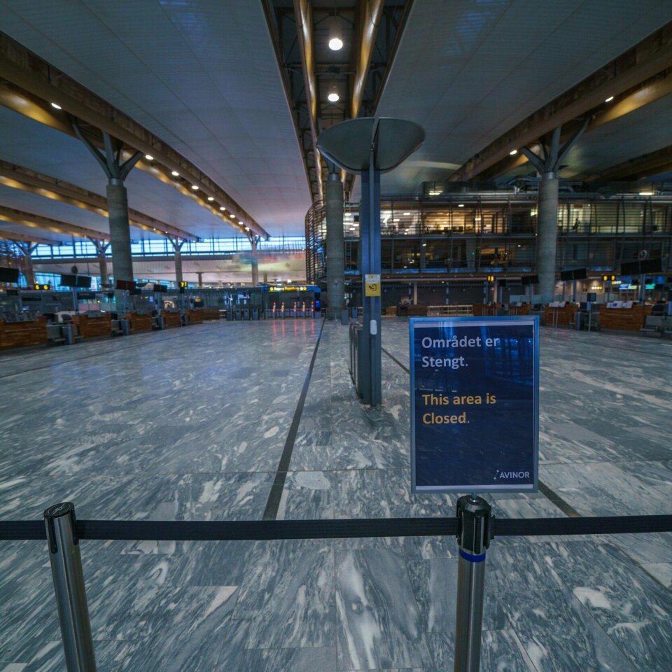 STENGT: Store deler av Oslo lufthavn var stengt under pandemien. Avinor stengte innskjekkingsområdet på Oslo Lufthavn i deler av 2020 som følge av koronapandemien. Foto: Stian Lysberg Solum / NTB