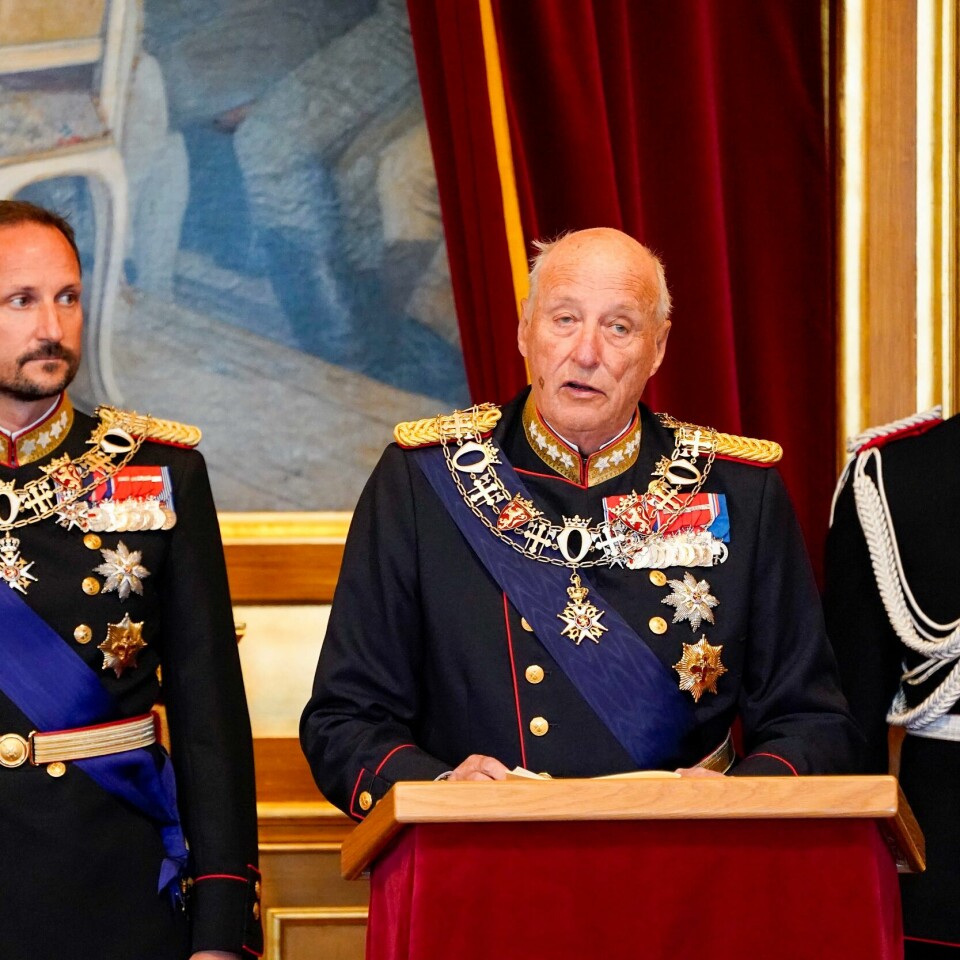 KONGE: Norges konge, Harald, er 84 år gammel og fortsatt sprek. Kong Harald leser trontalen under den høytidelige åpningen av Stortinget. Kronprins Haakon t.v.Foto: Torstein Bøe / NTB