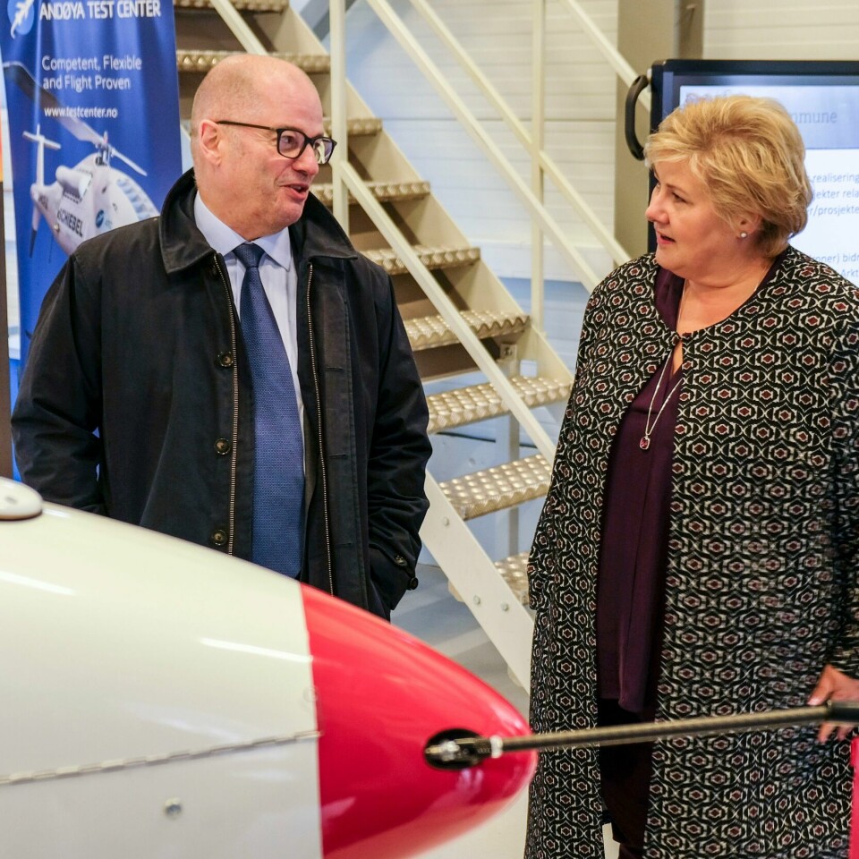 BESØK: Erna Solberg sier Norge nå skal satse mer penger på romfart. Her er hun på besøk hos Andøya Space i 2019. Her snakker hun med sjefen der. Han heter Odd Roger Enoksen. / NAROM / NTB Bildet er av statsminister Erna Solberg og Odd Roger Enoksen. De står ved siden av en liten rakett inne på Andøya Space.