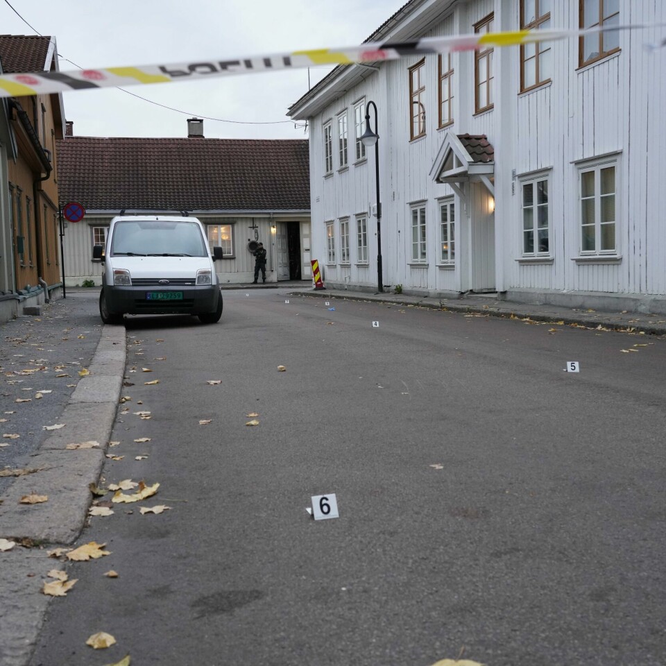 SIKTET: Mannen som er siktet for drapene på Kongsberg er navngitt. Politiet fortsetter arbeidet på Kongsberg etter at en mann drepte fem personer torsdag. Foto: Terje Bendiksby / NTB