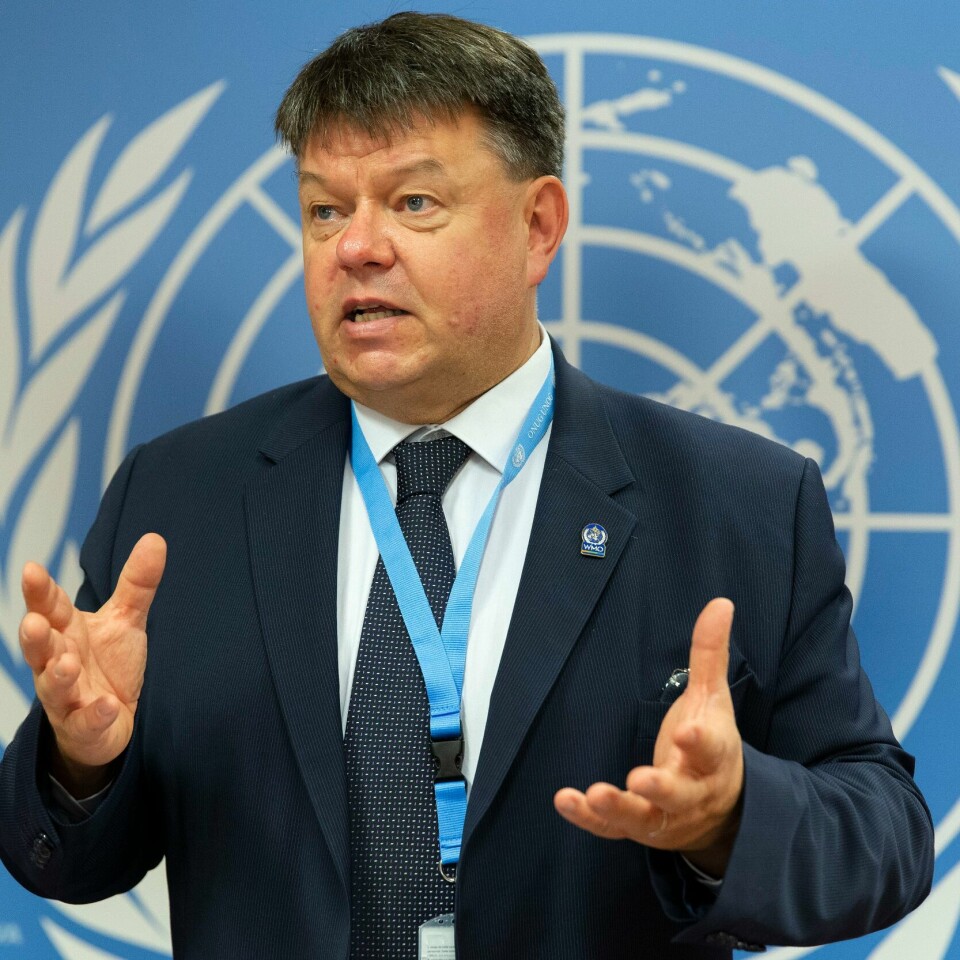 HASTER: Petteri Taalas i WMO mener det haster at ledere i verden gjør noe før vannkrisa blir større. Bildet er av Petteri Taalas. Han står i dress foran en blå vegg med den hvite logoen til FN. Foto: Salvatore Di Nolfi / Keystone / AP / NTB