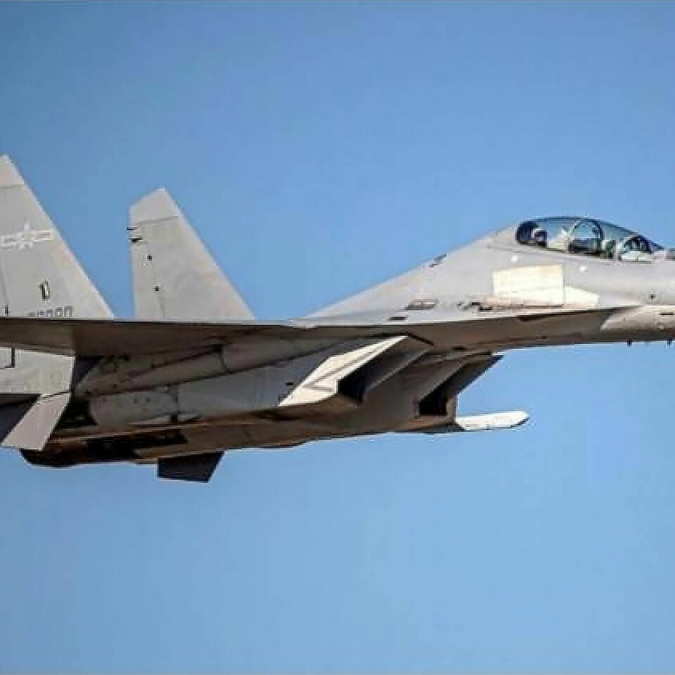 AGGRESSIVE: Kina kjørte over 30 jagerfly nær Taiwans grense på lørdag. Taiwans forsvarsdepartement har sendt ut dette udaterte bildet av et kinesiske PLA J-16-kampfly over et ikke oppgitt sted. Arkivfoto: Taiwans forsvarsdepartement via AP / NTB