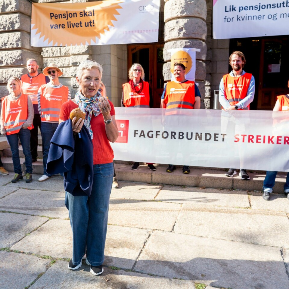 STREIKER: Leder av LO, Peggy Hessen Følsvik, møter folk som streiker utenfor Nationalteateret. De streikende er medlemmer av Creo, NTL og Fagforbundet, som alle er i LO. LO-leder Peggy Hessen møtte torsdag streikevakter ved Nationaltheatret, Det Norske Teatret og Den Norske Opera.Foto: Terje Pedersen / NTB