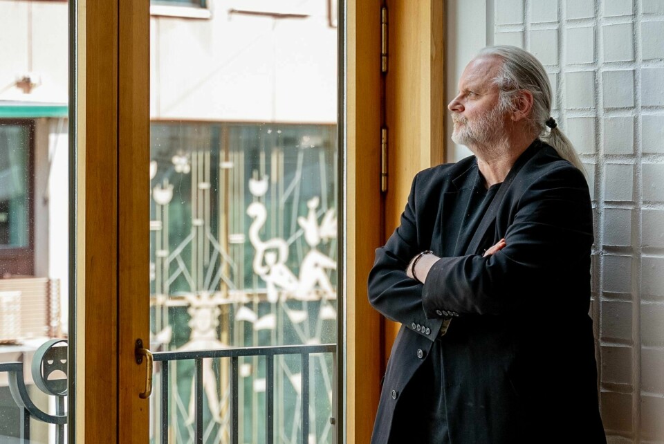 FAVORITT: Jon Fosse er en av favorittene til å vinne Nobels litteraturpris i år. Bildet er av Jon Fosse. Han lener seg mot en murvegg. Foto: Ali Zare / NTB