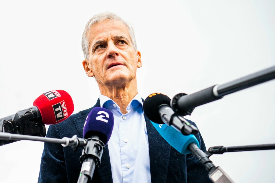 KLAR: Jonas Gahr Støre sier at Ap og Sp er enige om at de kan lage regjering. Bildet er av Ap-leder Jonas Gahr Støre. Han er omgitt av mikrofoner fra ulike medier.