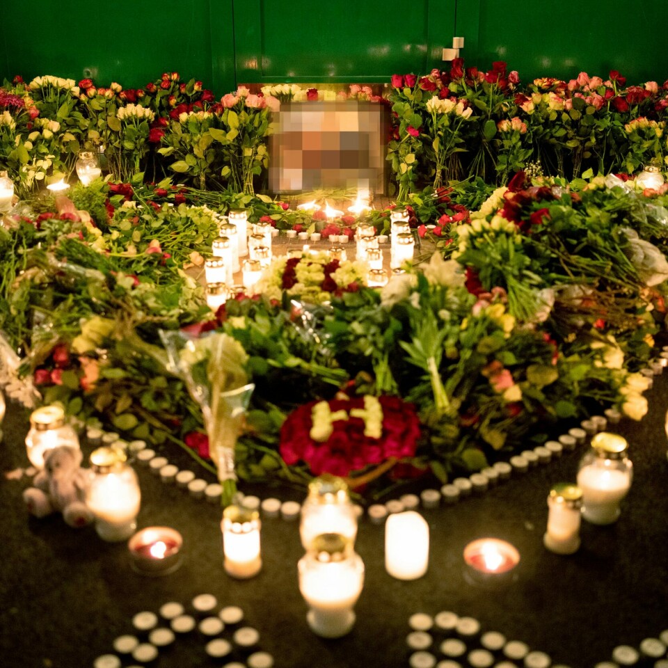 DØDE: En 20 år gammel mann ble skutt på Mortensrud torsdag. Lørdag kveld var det lagt ned store mengder blomster og lys utenfor Lofsrud Skole. Det var der mannen ble skutt.Foto: Fredrik Hagen / NTB Bildet viser store mengder blomster og lys utenfor Lofsrud skole. En 20 år gammel mann ble skutt der torsdag. Han døde fredag. Foto: Fredrik Hagen / NTB