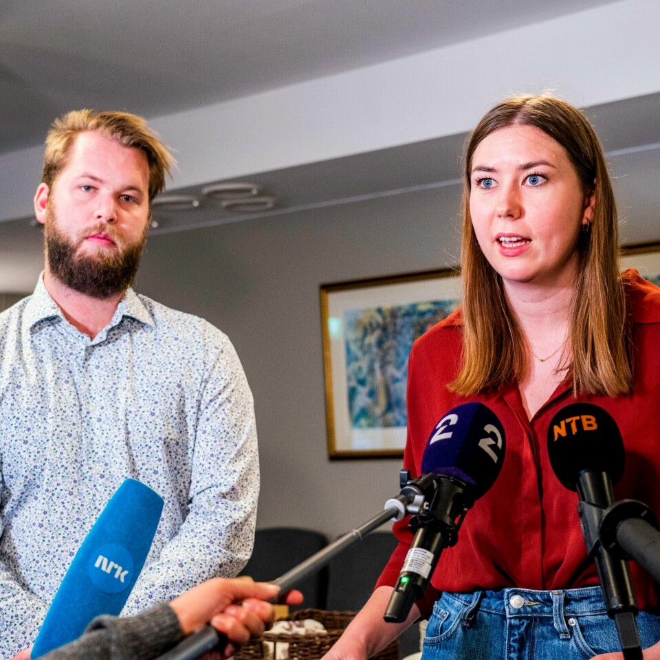 UNGDOMSLEDERE: AUF-leder Astrid Willa Eide Hoem og Senterungdom-leder Torleik Svelle snakker med pressen. AUF-leder Astrid Willa Eide Hoem og Senterungdommens leder Torleik Svelle møtte pressen etter å ha besøkt regjeringsforhandlingene mellom Arbeiderpartiet og Senterpartiet på Hurdalsjøen Hotell. Foto: Håkon Mosvold Larsen / NTB