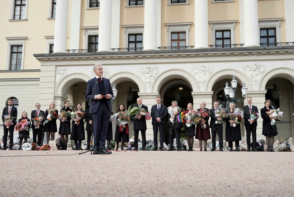 STATSMINISTER: Jonas Gahr Støre presenterte torsdag sin nye regjering. Her får de gratulasjoner og blomster på Slottsplassen. Statsminister Jonas Gahr Støre i spissen for den nye regjeringen som består av finansminister Trygve Magnus Slagsvold Vedum (Sp), arbeids- og inkluderingsminister Hadia Tajik (Ap), forsknings- og høyere utdanningsminister Ola Borten Moe (Sp), fiskeri- og havminister Bjørnar Skjæran (Ap), utviklingsminister Anne Beathe Kristiansen Tvinnereim (Sp), klima- og miljøvernminister Espen Barth Eide (Ap), barne- og familieminister Kjersti Toppe (Sp), kommunalminister Bjørn Aril Gram (Sp), samferdselsminister Jon-Ivar Nygård (Ap), olje- og energiminister Marte Mjøs Persen (Ap), kultur- og likestillingsminister Anette Trettebergstuen (Ap), næringsminister Jan Christian Vestre (Ap), kunnskapsminister Tonje Brenna (Ap), justisminister Emilie Enger Mehl (Sp), forsvarsminister Odd Roger Enoksen (Sp), helse- og omsorgsminister Ingvild Kjerkol (Ap), landbruks- og matminister Sandra Borch (Sp) og utenriksminister Anniken Scharning Huitfeldt (Ap).Foto: Heiko Junge / NTB
