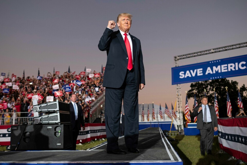 STØTTE: Trump har fortsatt mye støtte blant amerkanere. Her er han på stevne i Georgia i forrige uke. Tidligere president Donald Trump gikk på et valgnederlag i 2020 og ble ikke gjenvalgt. Men selv har han aldri godtatt valgresultatet, som han mener var stjålet. Trump har fortsatt et jerngrep rundt Det republikanske partiet, og eksperter mener han vil stille til presidentvalget i 2024. Frykten er at han og tilhengerne hans da ikke vil sky noen midler. Foto: AP / NTB