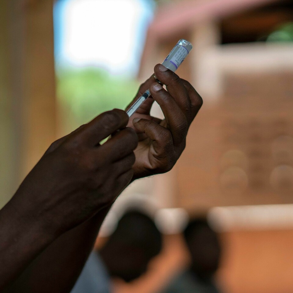 VAKISNE: For første gang er en vaksine mot den dødelige malaria-parasitten anbefalt til barn av Verdens helseorganisasjon. En helsearbeider forbereder vaksinasjon av innbyggere i landsbyen Tomali i Malawi, der barn har deltatt i testing av malariavaksinen siden 2019. Arkivfoto: Jerome Delay / AP / NTB