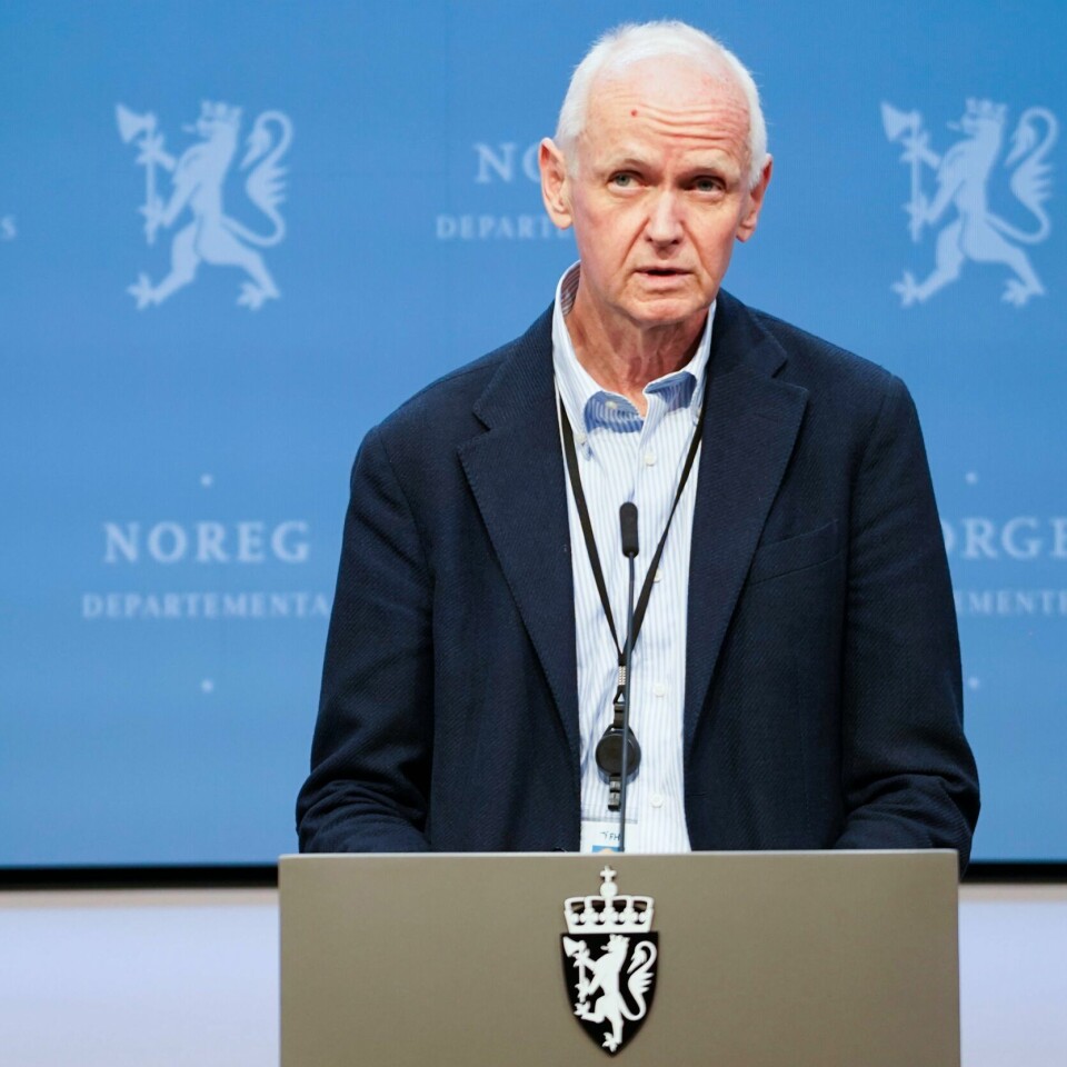 FÆRRE: Geir Bukholm og FHI sier at færre har fått hjertemuskel-betennelse av korona-vaksine fra Pfizer enn fra Moderna. Unge under 18 år får allerede den fra Pfizer. Det kan være lurt av menn under 30 år å velge den samme, ifølge FHI. Bildet er Geir Bukholm i FHI. Han står bak en talerstol og foran en blå vegg. Foto: Ali Zare / NTB