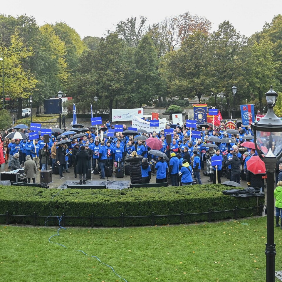 PROTEST: Piloter og kabinansatte føler seg urettferdig behandlet av flyselskapet SAS. Tirsdag demonstrerte de foran Stortinget. Oppsagte SAS-ansatte demonstrerte tirsdag på Eidsvolls plass foran Stortinget. 2.200 skandinaviske SAS-ansatte ble oppsagt fra SAS som følge av koronapandemien.Foto: Annika Byrde / NTB