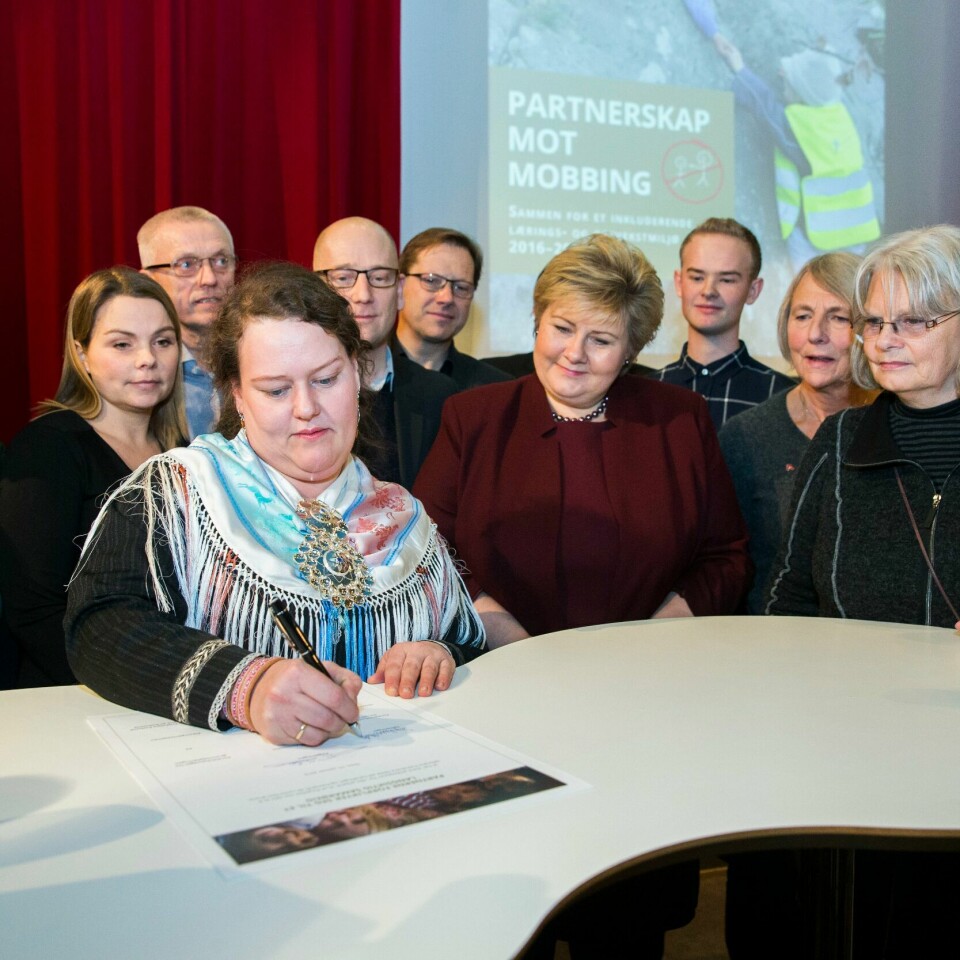 ERFAREN: Silje Karine Muotka har jobbet lenge med samisk politikk. Her sitter hun i Sametinget med Erna Solberg. Muotka