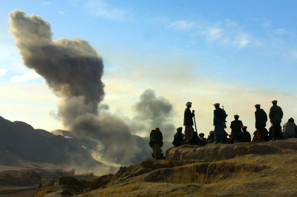 URO: Det har vært uro i Afghanistan etter vestlige land forlot landet. Bildet er fra 2001, da krigen i Afghanistan begynte. Amerikanske flyangrep mot Taliban-stillinger i Kunduz-provinsen i Afghanistan i november 2001. I forgrunnen står afghanske opprørere fra Nordalliansen, som med amerikansk flystøtte nedkjempet Talibans bakkestyrker. Foto: Ivan Sekretarev / AP / NTB