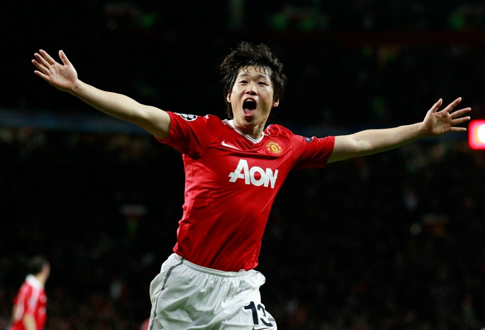 SÅRT: Park Ji-Sung vil at folk skal unngå å bruke ordet «hundekjøtt» i en sang som ble laget til ære for ham. Det er sårt for mange unge folk fra Sør-Korea. I dag er det rasisme, ifølge Park. Bildet er av Park Ji-Sung. Han jubler etter å ha skåret et mål i fotball. Han har rød trøye og hvit shorts. Det er en drakt fra laget Manchester United.