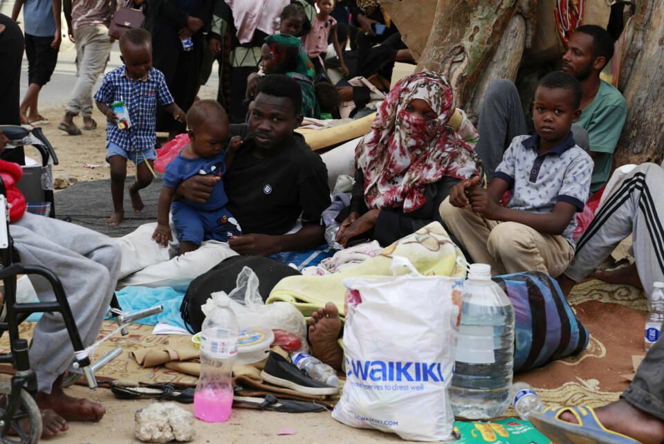 FATTIGE: Mange flyktninger i Libya er fattige og sårbare for misbruk. Flyktninger samlet seg til protest utenfor et FN-kontor i Tripoli 9. oktober. De protesterer mot at vakter ved et interneringssenter i Tripoli skjøt og drepte minst seks personer under et kaos som oppsto i det overfylte senteret. Foto: Yousef Murad/AP/NTB