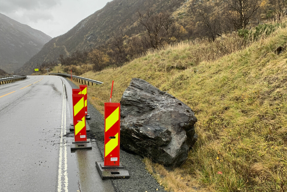 DRIVDALEN: Et jordras i Drivdalen fikk politiet til å stengte E6 mellom Oslo og Trondheim i helga. En politipatrulje rapporterte om ras over E6 i Drivdalen mens de var på stedet, skriver politiet i Trøndelag på Twitter søndag morgen. Veien er sperret. Foto: Trøndelag politidistrikt / NTB