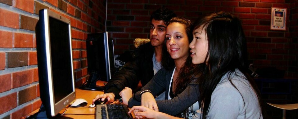 LEKSEHJELP: Husnain Arshad (fra venstre) , Djana Repak og Cathy Nguyen går på Stovner videregående skole. De bruker leksehjelpen ofte. Leksehjelpen er for alle elever på ungdomsskoler og videregående.