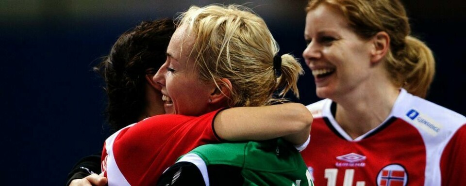 VANT: De norske håndballjentene vant kampen mot Romania. Målvakt Katrine Lunde Haraldsen klemmer Linn-Kristin Riegelhuth. Tonje Larsen er fornøyd.