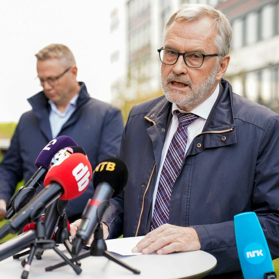 VENTER: Hans Sverre Sjøvold er sjefen i PST. Han venter på flere svar før han vil si mer sikkert om det var et terrorangrep i Kongsberg. Bildet er av PST-sjef Hans Sverre Sjøvold som holder pressekonferanse om drapene på Kongsberg. I bakgrunnen er seksjonsleder Arne Kristian Haugstøl. Foto: Torstein Bøe / NTB
