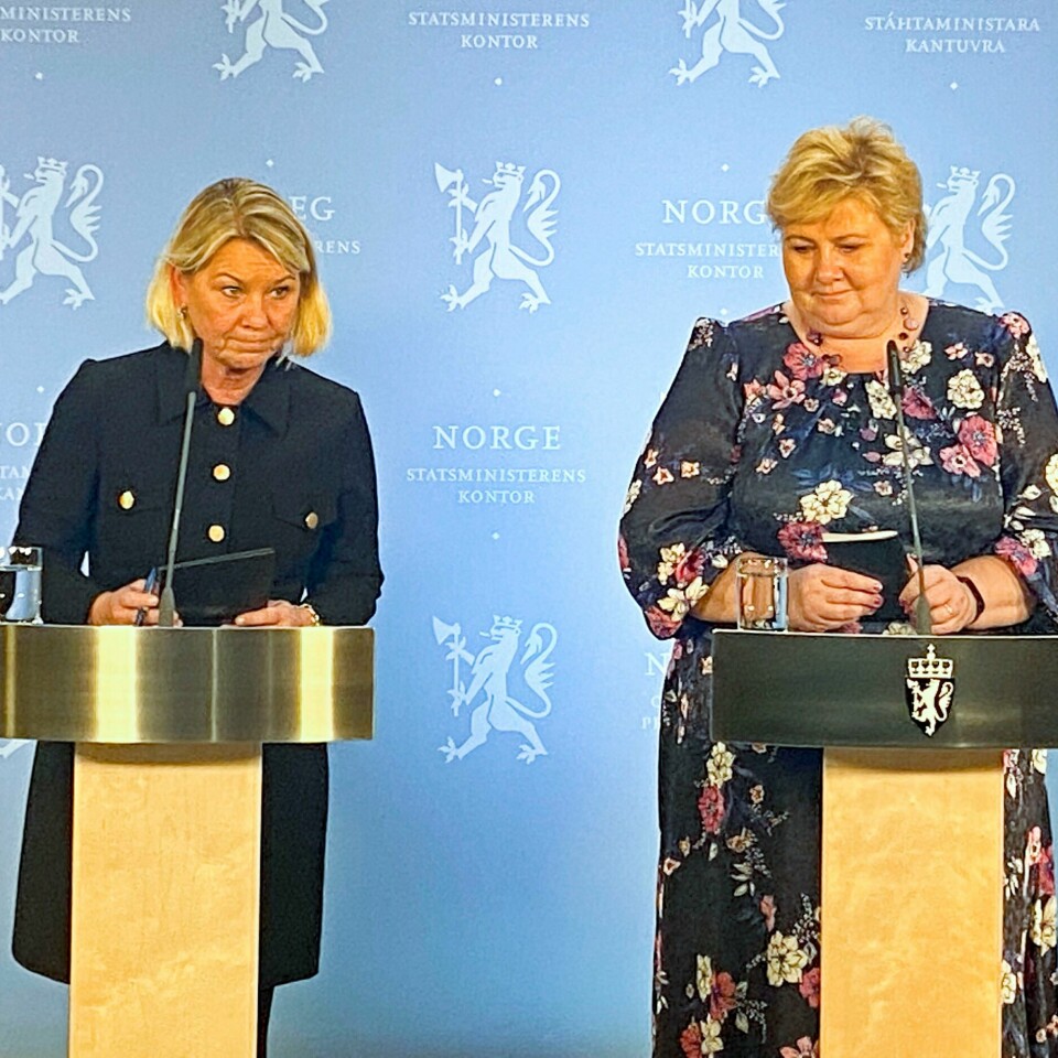 RYSTET: Erna Solberg sier hun blir rystet av det hun har fått høre om angrepet på Kongsberg. Bildet er av justisminister Monica Mæland og statsminister Erna Solberg. De står foran en blå vegg og bak hver sin talerstol. Foto: Ole Berg-Rusten / NTB