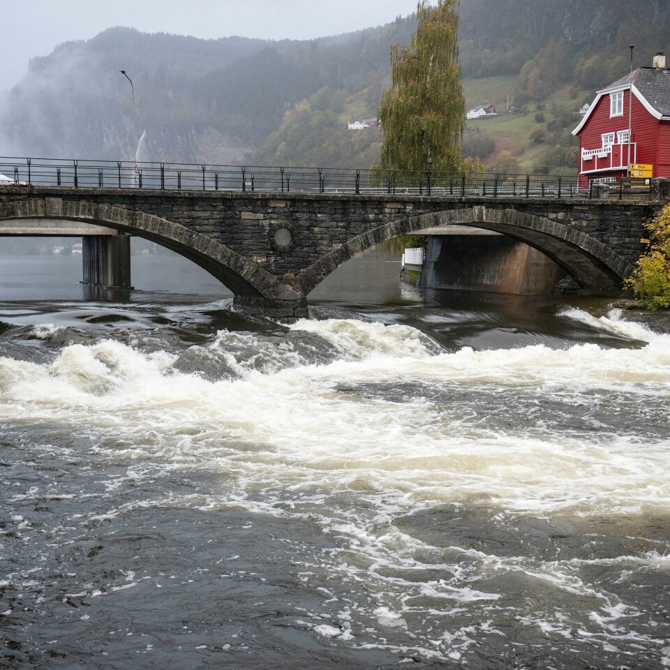 STRØM: Det er sterk strøm i elva som de tre savnede skulle krysse. Tre personer er forsvunnet etter at båten deres ble tatt av strømmen i elva ved Tokagjelet i Kvam.Foto: Marit Hommedal / NTB