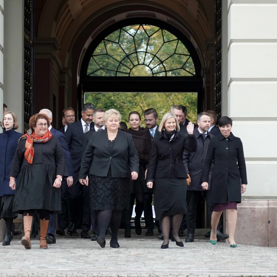 REGJERING: Her kommer de ut fra sitt siste statsråd som regjering. Avtroppende regjering med statsminister Erna Solberg i spissen på vei ut etter siste statsråd på Slottet.Foto: Ole Berg-Rusten / NTB