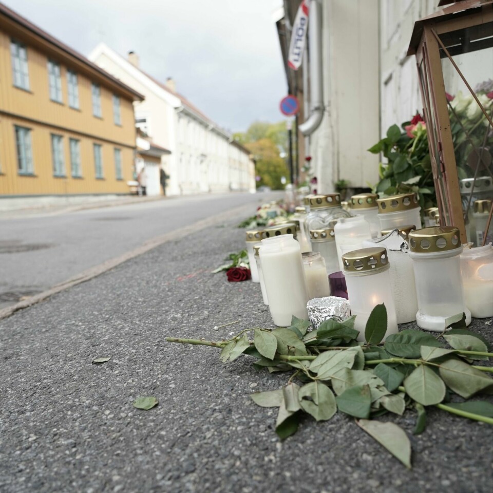 MINNES: Blomster og lys er lagt ned på et av åstedene i Kongsberg. En mann drepte fem personer i byen onsdag.Foto: Terje Pedersen / NTB Blomster og lys på et av åstedene på Kongsberg. Foto: Terje Pedersen / NTB
