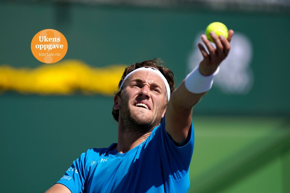 GOD: Casper Ruud er den 9. beste tennisspilleren i verden. Så høyt har han aldri vært rangert. Casper Ruud kaster opp tennisballen for å serve over til motstanderen.