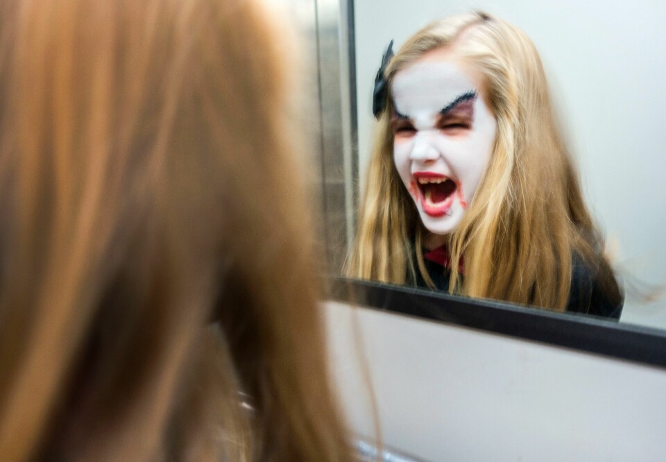 HALLOWEEN: Forkjølte barn må holde seg hjemme. De kan ikke kle seg ut og gå fra dør til dør å be om godteri til helgen om du er syk. Forkjølte barn må holde seg hjemme. De kan ikke kle seg ut og gå fra dør til dør å be om godteri til helgen. Illustrasjonsfoto: Gorm Kallestad / NTB